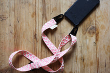 Laden Sie das Bild in den Galerie-Viewer, Smartphone Necklace ZigZag Pink // Handykette ZigZag Pink